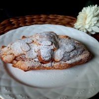 Pastry: Almonds Croissant PO (H-1)